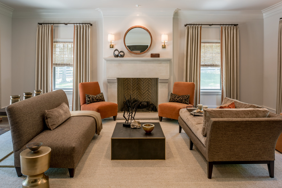 Стильный дизайн: парадная гостиная комната в стиле неоклассика (современная классика) с белыми стенами и стандартным камином без телевизора - последний тренд