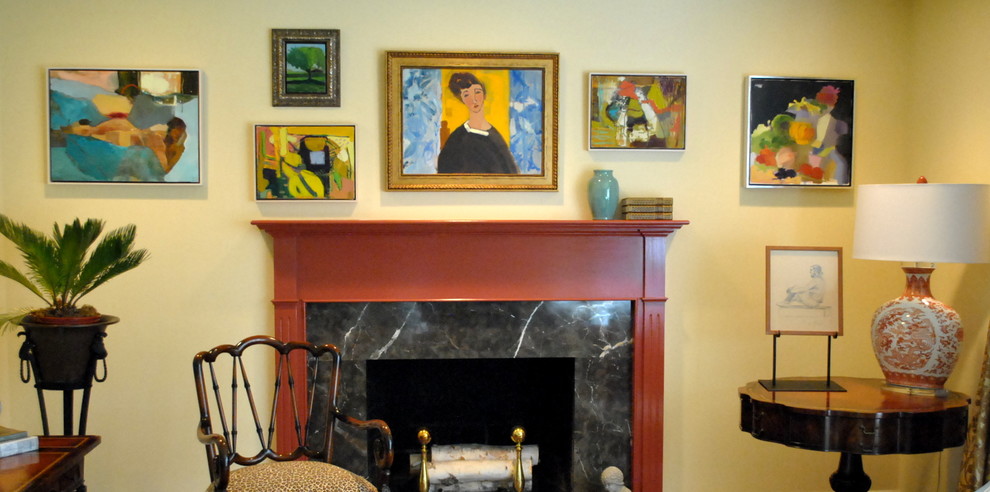 フィラデルフィアにある広いコンテンポラリースタイルのおしゃれなリビング (黄色い壁、濃色無垢フローリング、標準型暖炉、タイルの暖炉まわり、テレビなし) の写真
