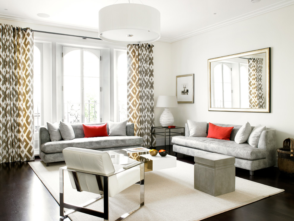 Offenes Klassisches Wohnzimmer mit beiger Wandfarbe, dunklem Holzboden und braunem Boden in London