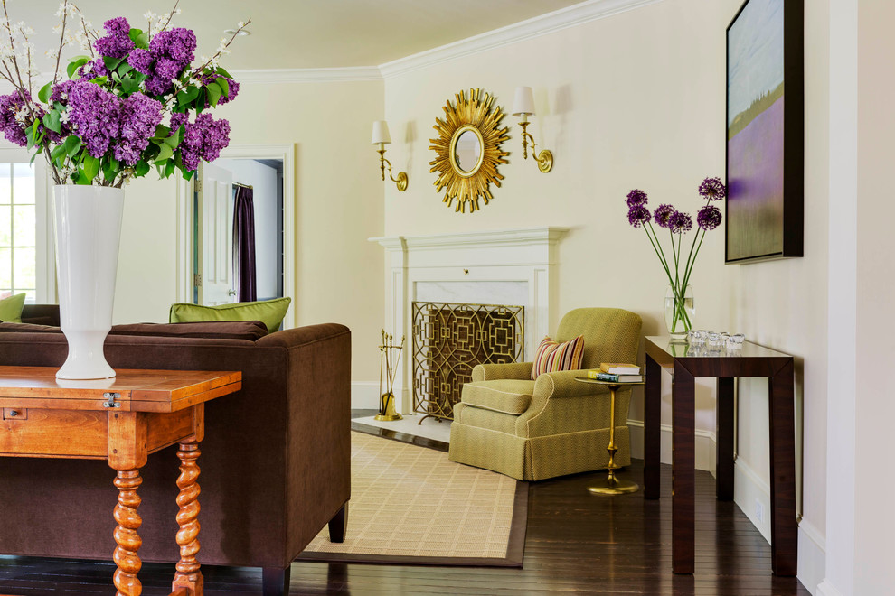 Foto di un grande soggiorno tradizionale aperto con sala formale, pareti beige, parquet scuro, camino classico e pavimento beige