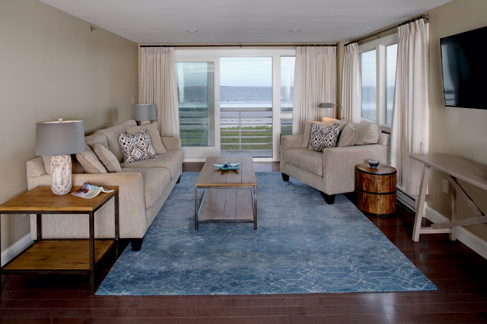 Mittelgroßes, Abgetrenntes Maritimes Wohnzimmer ohne Kamin mit beiger Wandfarbe, dunklem Holzboden, TV-Wand und braunem Boden in Portland Maine