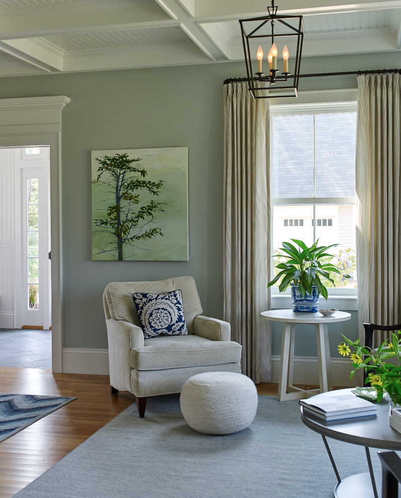 Mittelgroßes, Offenes, Fernseherloses Klassisches Wohnzimmer ohne Kamin mit Hausbar, grüner Wandfarbe und braunem Holzboden in Portland Maine