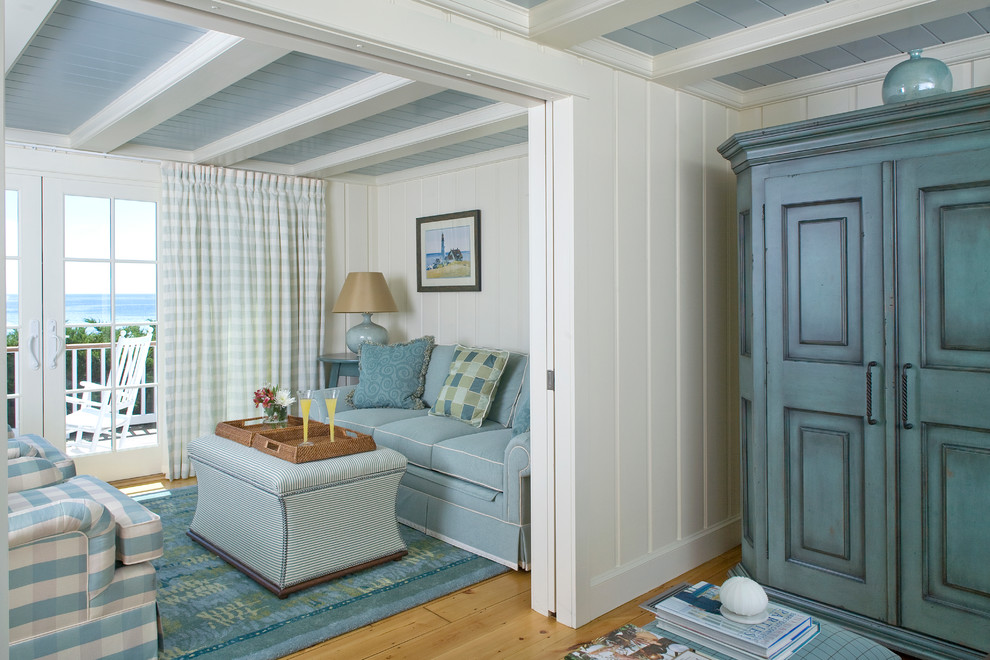 Свежая идея для дизайна: маленькая открытая гостиная комната в морском стиле с бежевыми стенами и светлым паркетным полом для на участке и в саду - отличное фото интерьера