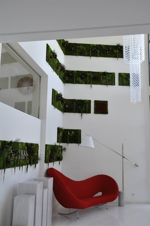 Inspiration för ett mellanstort funkis separat vardagsrum, med ett finrum, vita väggar, klinkergolv i porslin och vitt golv