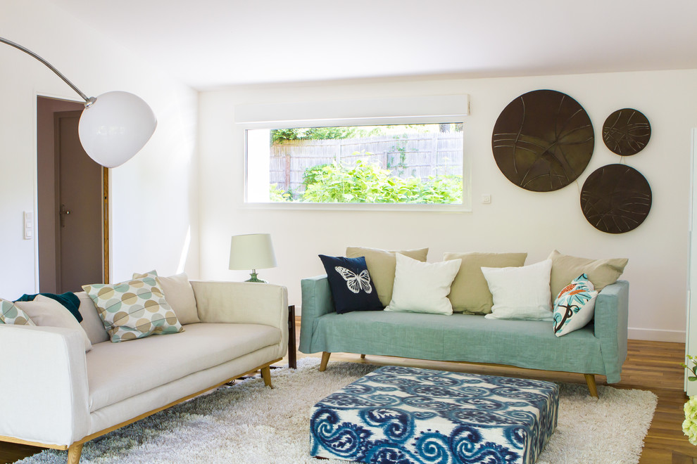 Großes, Offenes, Repräsentatives, Fernseherloses Modernes Wohnzimmer mit weißer Wandfarbe, braunem Holzboden, Kamin und Kaminumrandung aus Beton in Auckland