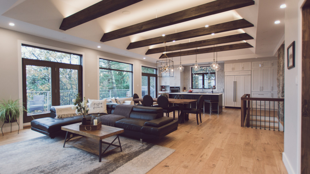 Mittelgroßes, Offenes Klassisches Wohnzimmer mit grauer Wandfarbe, hellem Holzboden und beigem Boden in Montreal