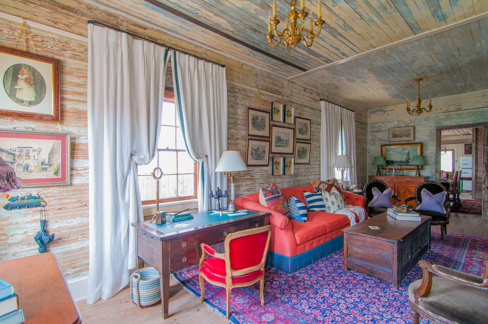 Пример оригинального дизайна: парадная, изолированная гостиная комната в стиле фьюжн с разноцветными стенами и паркетным полом среднего тона