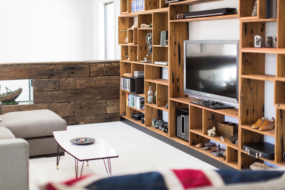 Идея дизайна: двухуровневая гостиная комната в современном стиле с белыми стенами и отдельно стоящим телевизором без камина
