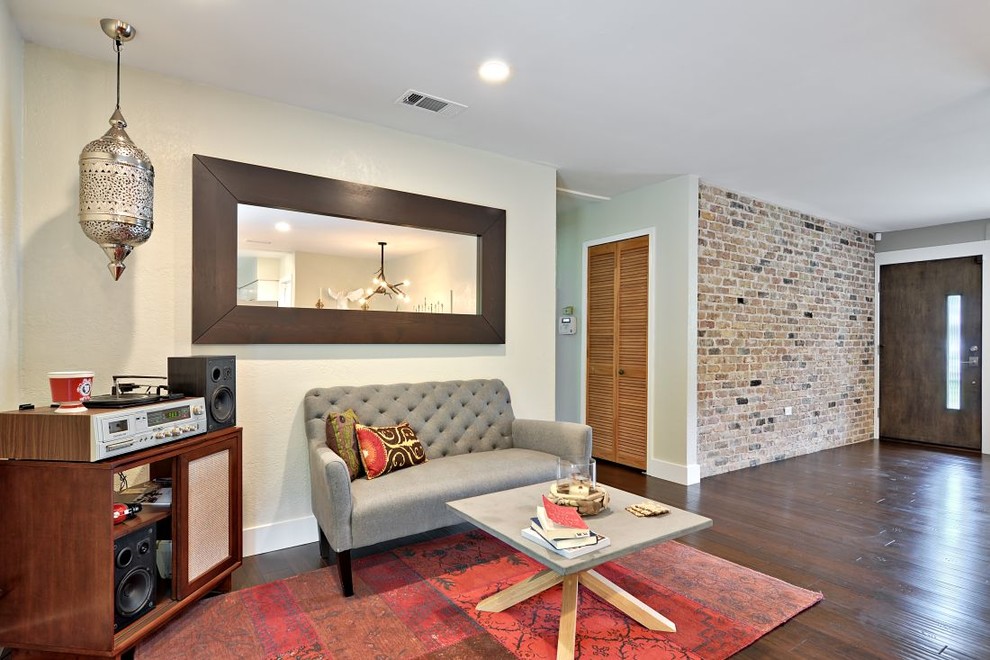 Modernes Wohnzimmer mit beiger Wandfarbe und dunklem Holzboden in Austin