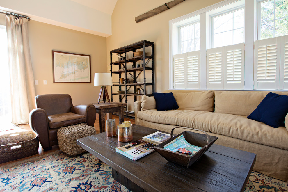Idee per un ampio soggiorno bohémian aperto con pareti beige, pavimento in legno massello medio, TV nascosta e sala formale