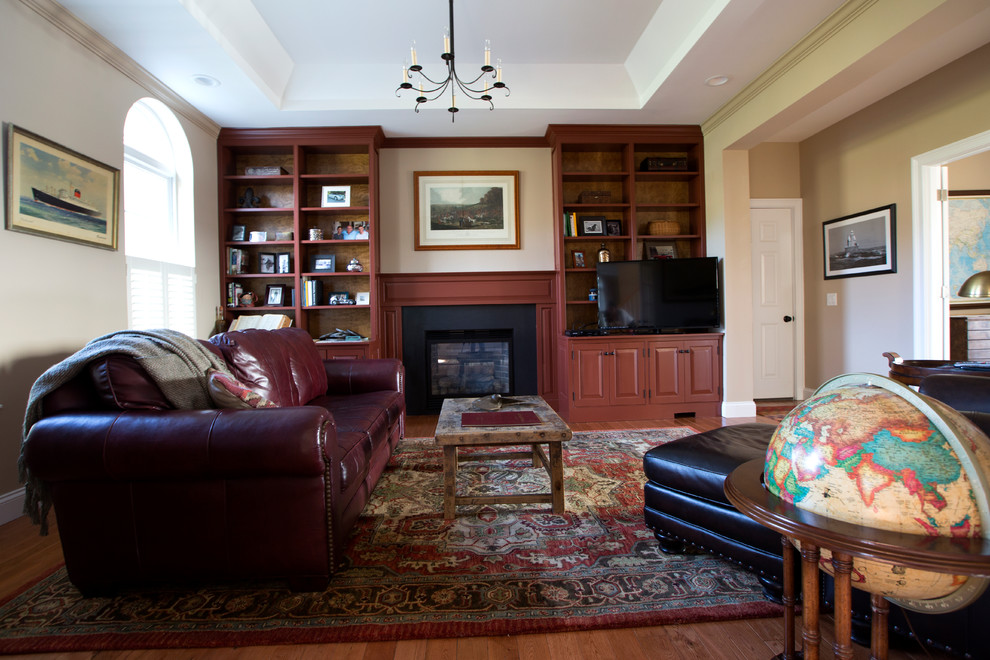 Exempel på ett mellanstort eklektiskt separat vardagsrum, med ett finrum, beige väggar, mörkt trägolv, en standard öppen spis, en spiselkrans i metall och en fristående TV