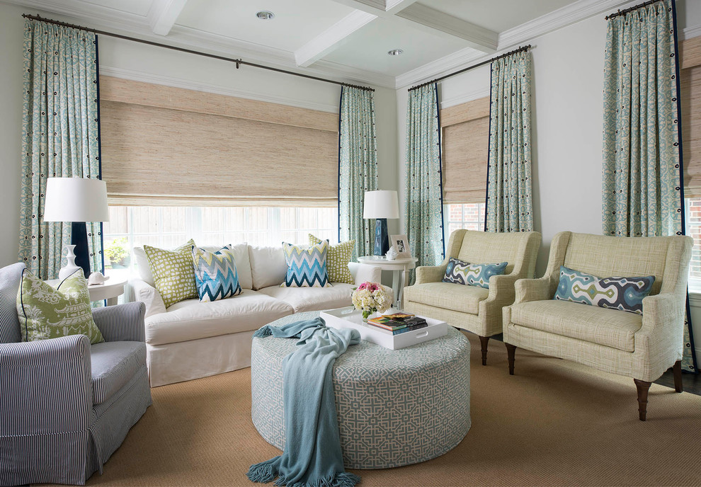 Пример оригинального дизайна: парадная гостиная комната в стиле неоклассика (современная классика) с белыми стенами и ковровым покрытием