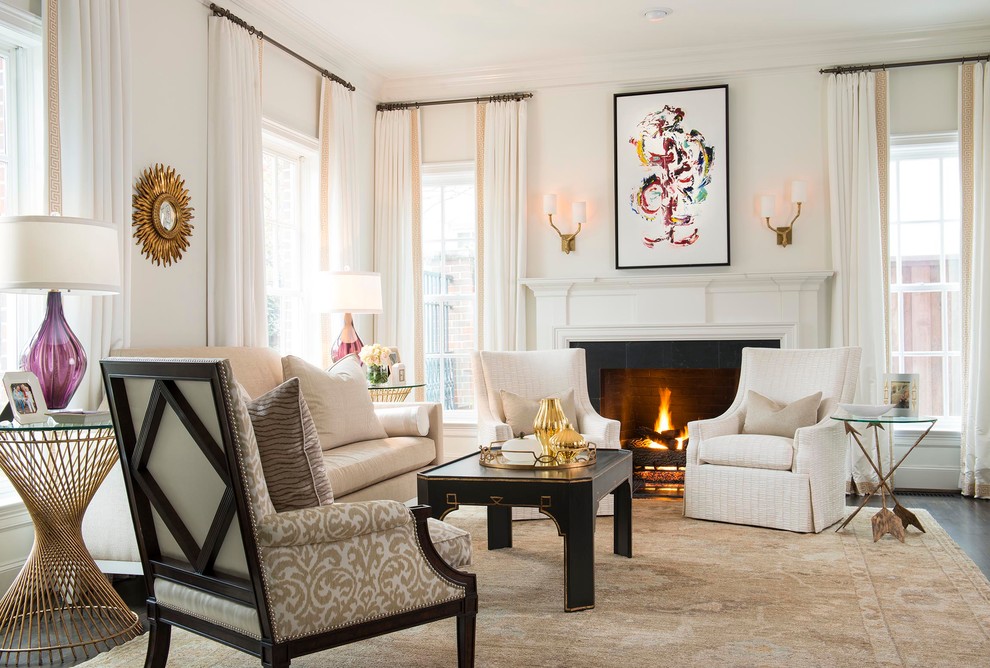 Repräsentatives Klassisches Wohnzimmer mit weißer Wandfarbe, dunklem Holzboden, Kamin und Kaminumrandung aus Holz in Dallas