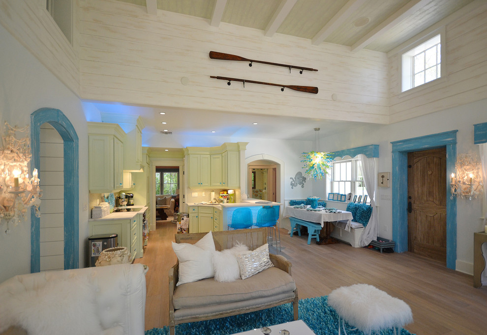 Mittelgroßes, Offenes Maritimes Wohnzimmer mit weißer Wandfarbe, TV-Wand, hellem Holzboden und beigem Boden in Tampa