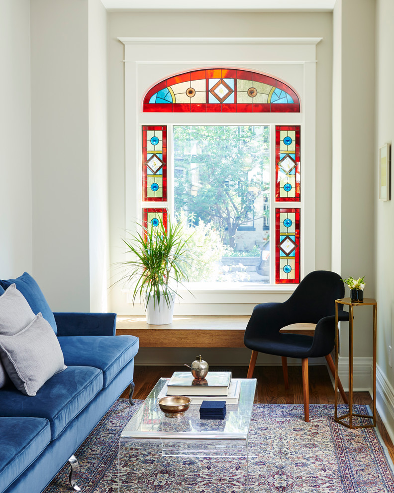 Klassisches Wohnzimmer mit beiger Wandfarbe und braunem Holzboden in Toronto
