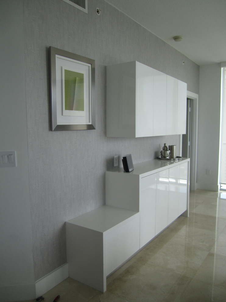 Réalisation d'un petit salon minimaliste ouvert avec un sol en marbre.