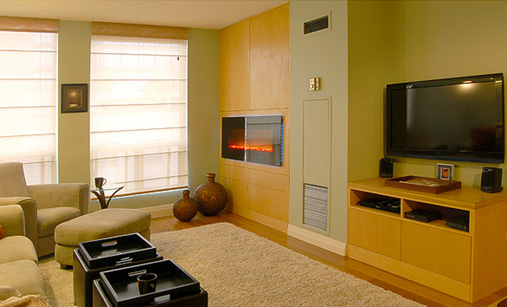 トロントにある高級な小さなコンテンポラリースタイルのおしゃれなLDK (緑の壁、竹フローリング、横長型暖炉、木材の暖炉まわり、壁掛け型テレビ) の写真