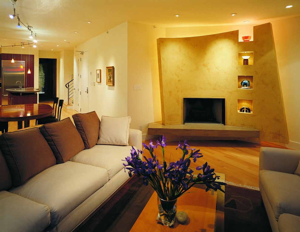 Foto di un soggiorno minimal con camino classico