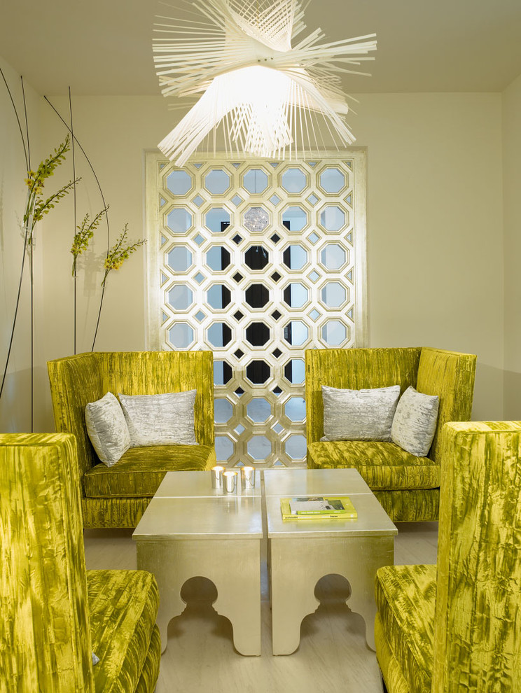 Immagine di un piccolo soggiorno mediterraneo con pareti beige