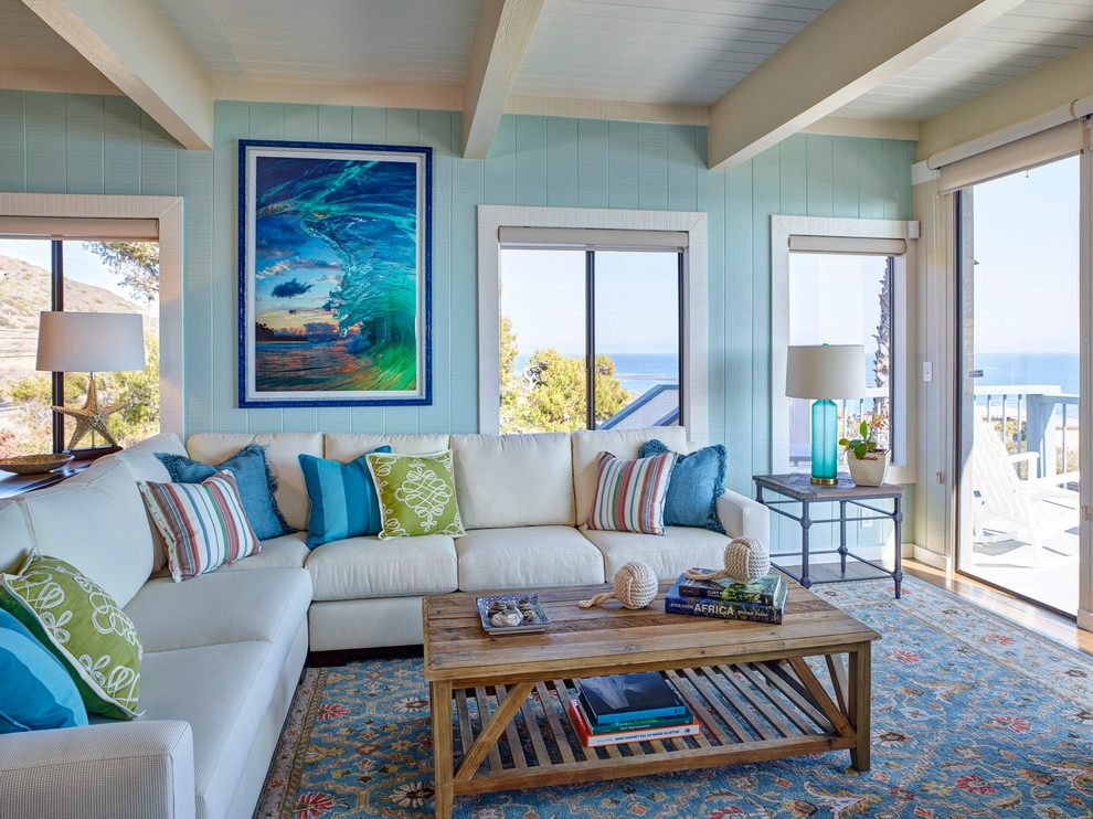 На фото: гостиная комната в морском стиле