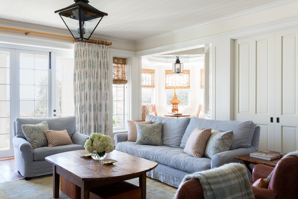 Esempio di un soggiorno stile marinaro chiuso con pareti beige, pavimento in legno massello medio e pavimento marrone