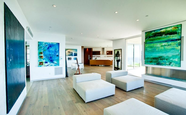 Großes, Repräsentatives, Fernseherloses, Abgetrenntes Maritimes Wohnzimmer mit weißer Wandfarbe, braunem Holzboden, Gaskamin, Kaminumrandung aus Metall und braunem Boden in Los Angeles
