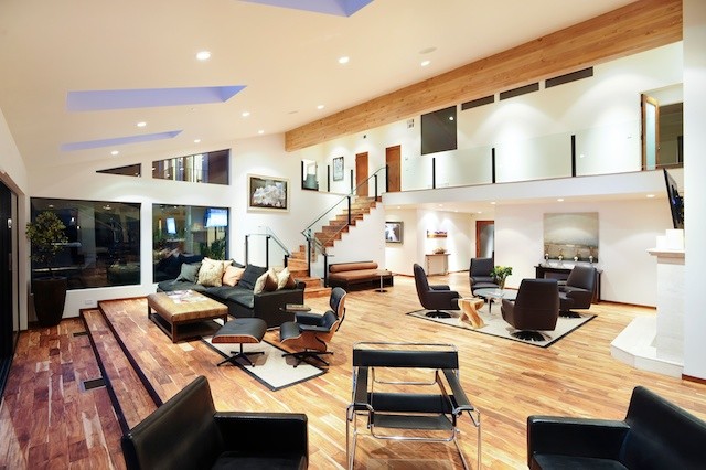 Offenes Modernes Wohnzimmer mit weißer Wandfarbe und hellem Holzboden in Los Angeles