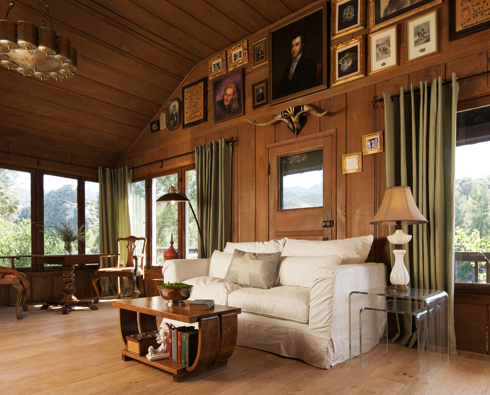 Пример оригинального дизайна: гостиная комната в стиле фьюжн с паркетным полом среднего тона и красивыми шторами