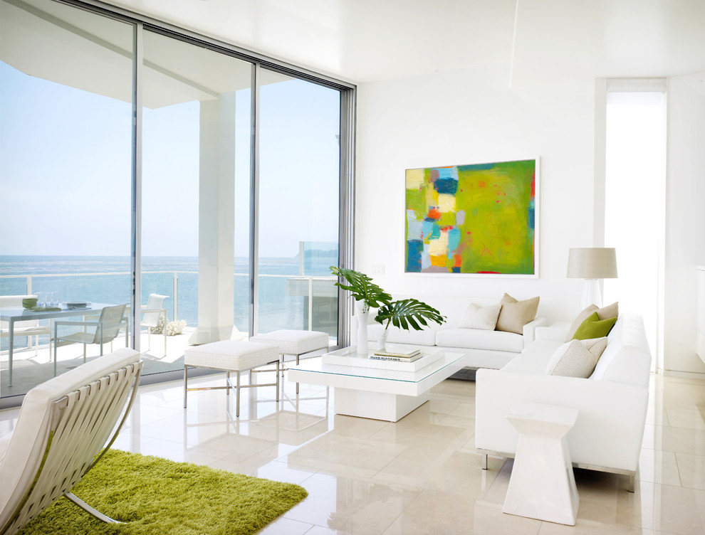 Esempio di un soggiorno costiero aperto con pareti bianche e pavimento beige
