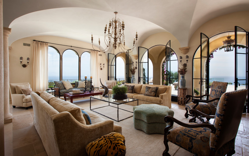Repräsentatives, Fernseherloses Mediterranes Wohnzimmer ohne Kamin mit beiger Wandfarbe in Los Angeles
