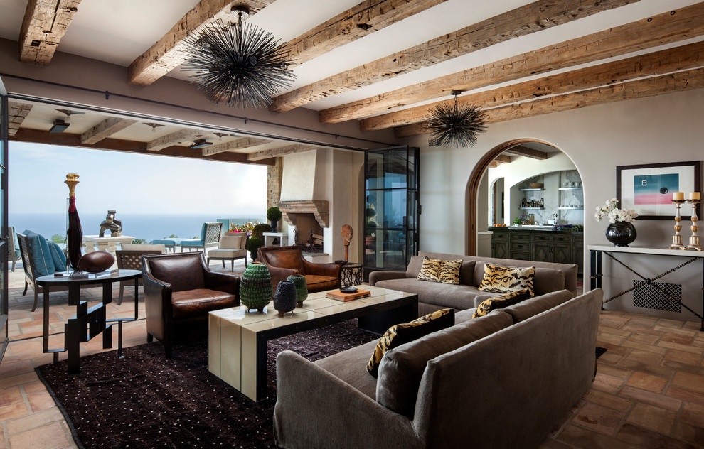 Offenes Mediterranes Wohnzimmer mit beiger Wandfarbe und Terrakottaboden in Los Angeles