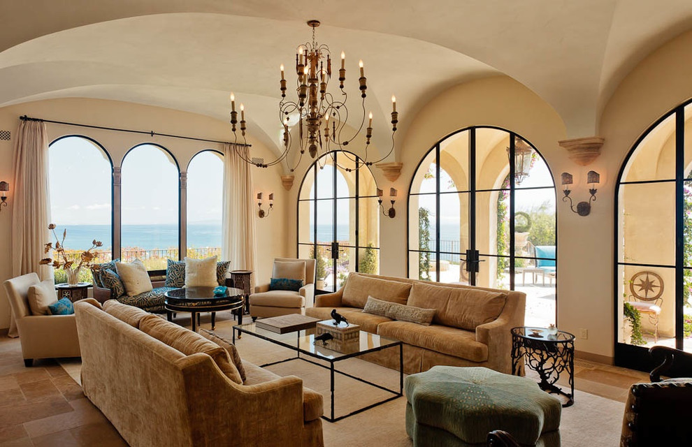 Abgetrenntes Mediterranes Wohnzimmer mit beiger Wandfarbe, Kalkstein und beigem Boden in Los Angeles