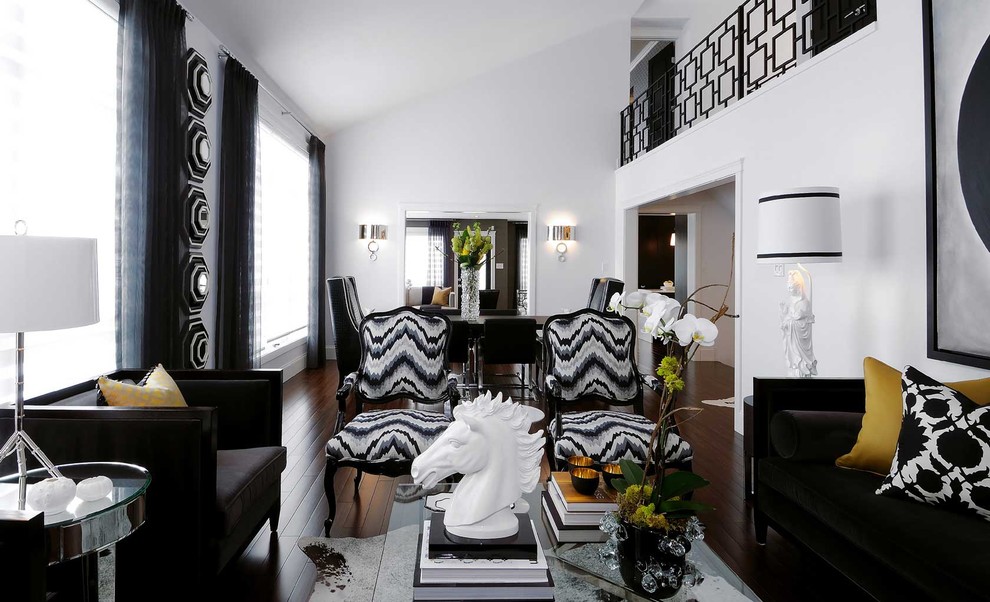 На фото: открытая гостиная комната в современном стиле с белыми стенами и красивыми шторами с