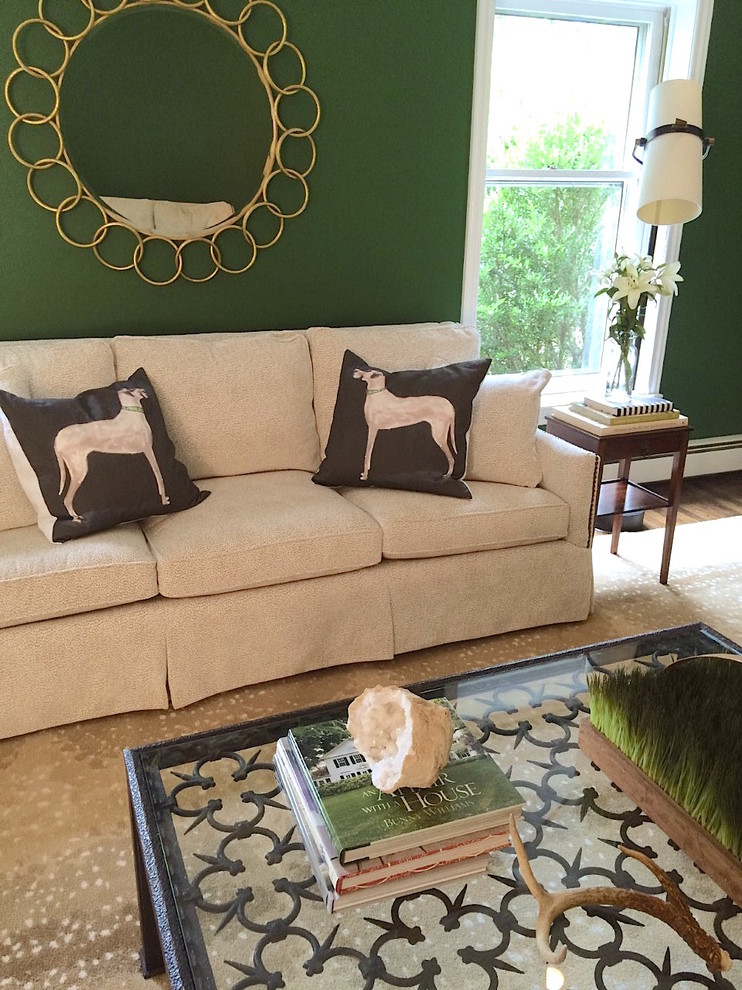 Esempio di un soggiorno minimalista di medie dimensioni e chiuso con pareti verdi, parquet scuro, camino classico, cornice del camino in legno e parete attrezzata