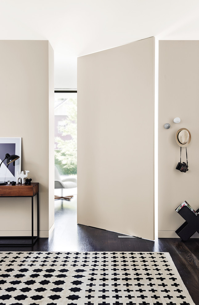 Offenes Modernes Wohnzimmer mit weißer Wandfarbe und dunklem Holzboden in Melbourne