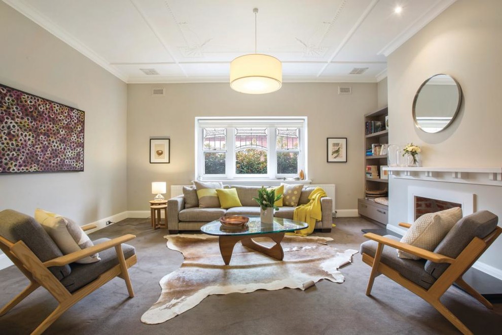 Cette image montre un salon gris et jaune traditionnel fermé avec une salle de réception, un mur beige, moquette et une cheminée standard.