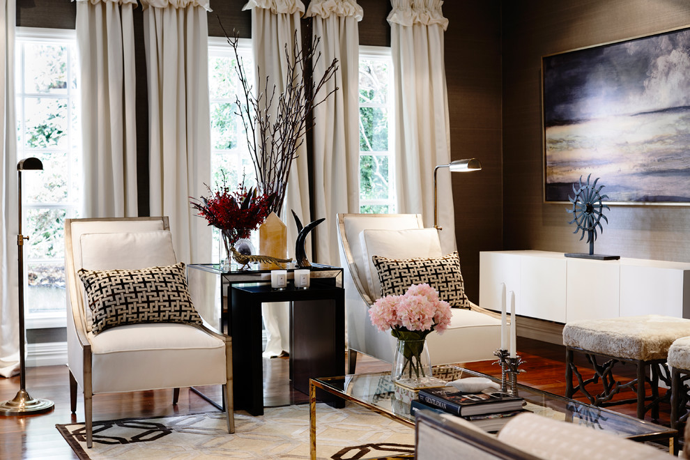 Esempio di un soggiorno classico con sala formale, pareti marroni e pavimento in legno massello medio