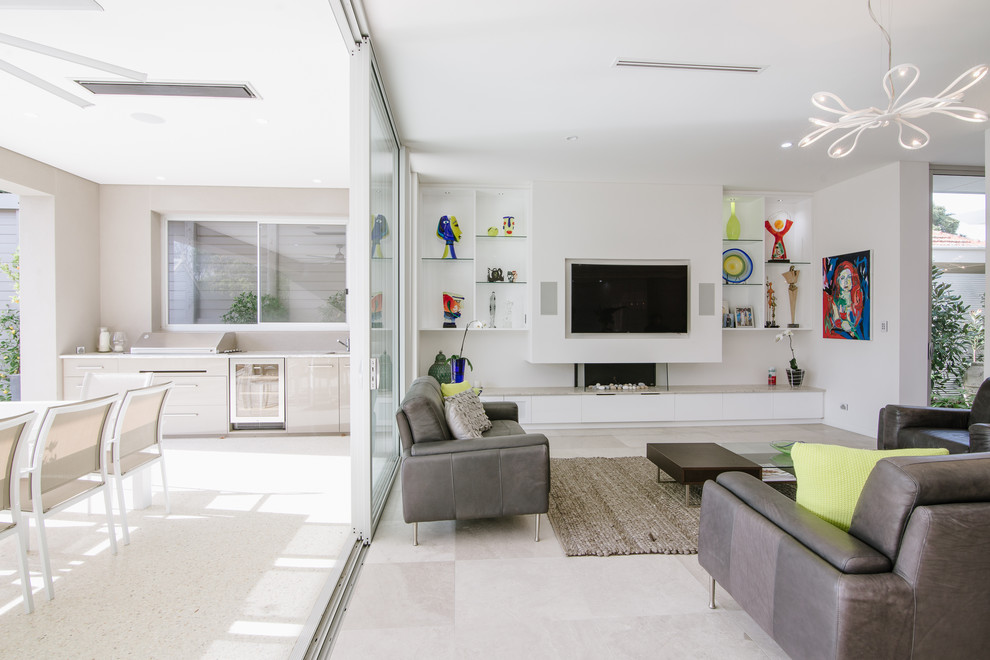 Repräsentatives Modernes Wohnzimmer mit weißer Wandfarbe, Travertin, Gaskamin und TV-Wand in Adelaide