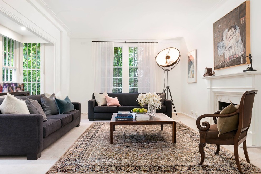 Foto di un soggiorno chic aperto con sala formale, pareti bianche, camino classico e pavimento beige