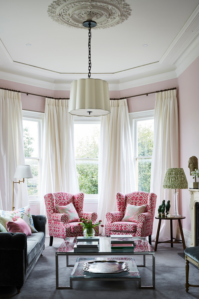 Imagen de salón para visitas cerrado clásico grande sin televisor con paredes rosas, moqueta, todas las chimeneas, marco de chimenea de piedra y suelo gris