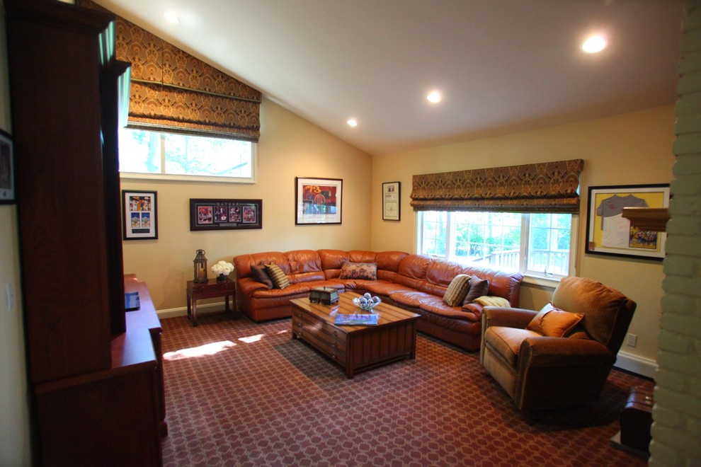 Esempio di un soggiorno tradizionale di medie dimensioni con pareti beige, moquette, TV autoportante e pavimento rosso