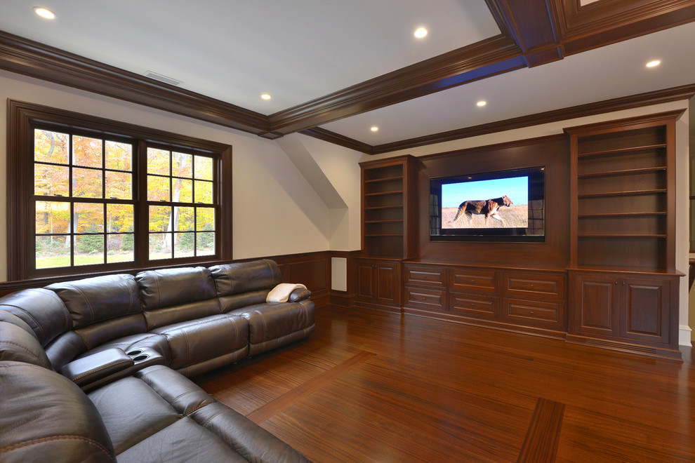 Exempel på ett mellanstort modernt allrum med öppen planlösning, med en hemmabar, beige väggar, mörkt trägolv, en spiselkrans i trä, en inbyggd mediavägg och brunt golv