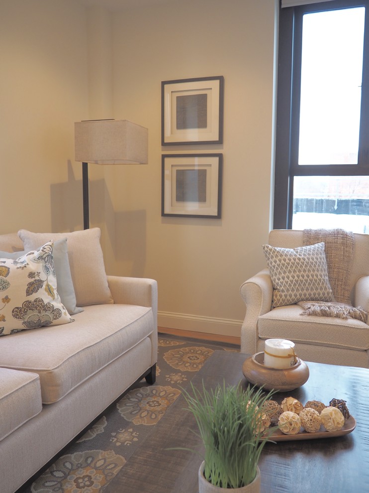 Kleines, Offenes Klassisches Wohnzimmer mit beiger Wandfarbe, braunem Holzboden und freistehendem TV in Boston