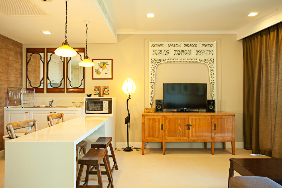 Идея дизайна: гостиная комната в восточном стиле с бежевыми стенами, отдельно стоящим телевизором и красивыми шторами