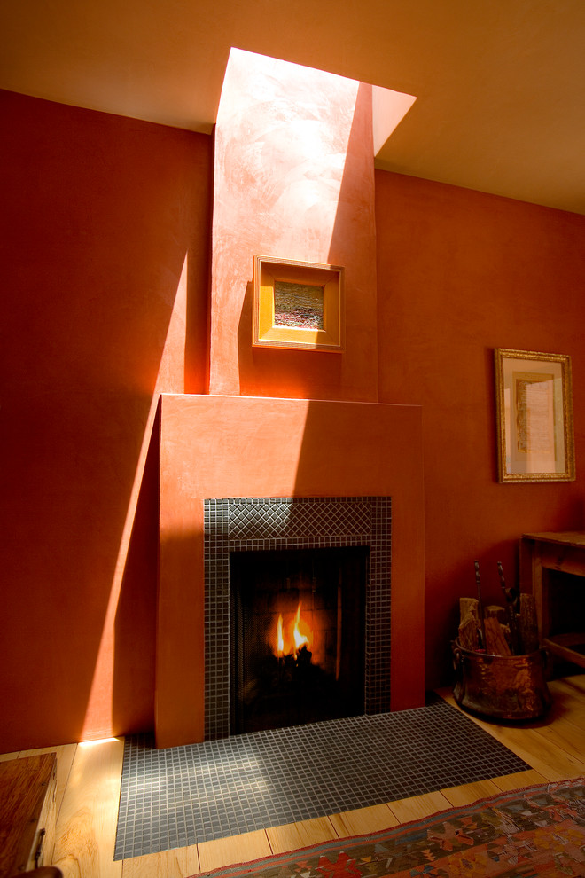 Exemple d'un grand salon méditerranéen ouvert avec un mur orange, parquet clair, une cheminée standard, un manteau de cheminée en carrelage, un sol beige, un plafond décaissé et éclairage.