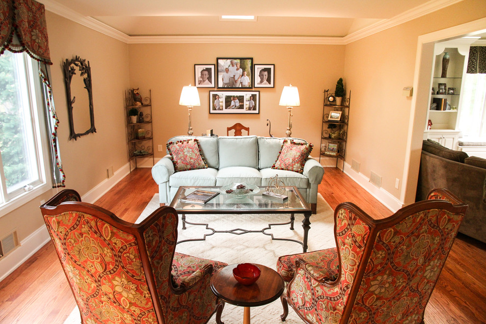 Imagen de salón para visitas cerrado clásico de tamaño medio sin chimenea y televisor con paredes beige, suelo de madera oscura y suelo marrón