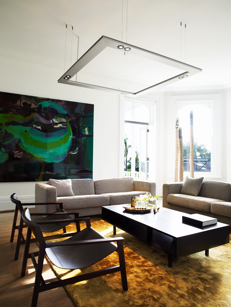 Modernes Wohnzimmer mit weißer Wandfarbe und hellem Holzboden in Sydney