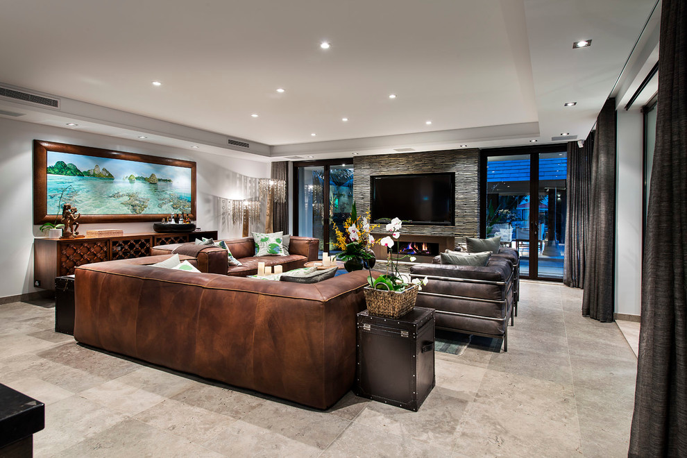 Стильный дизайн: гостиная комната в современном стиле с горизонтальным камином и телевизором на стене - последний тренд