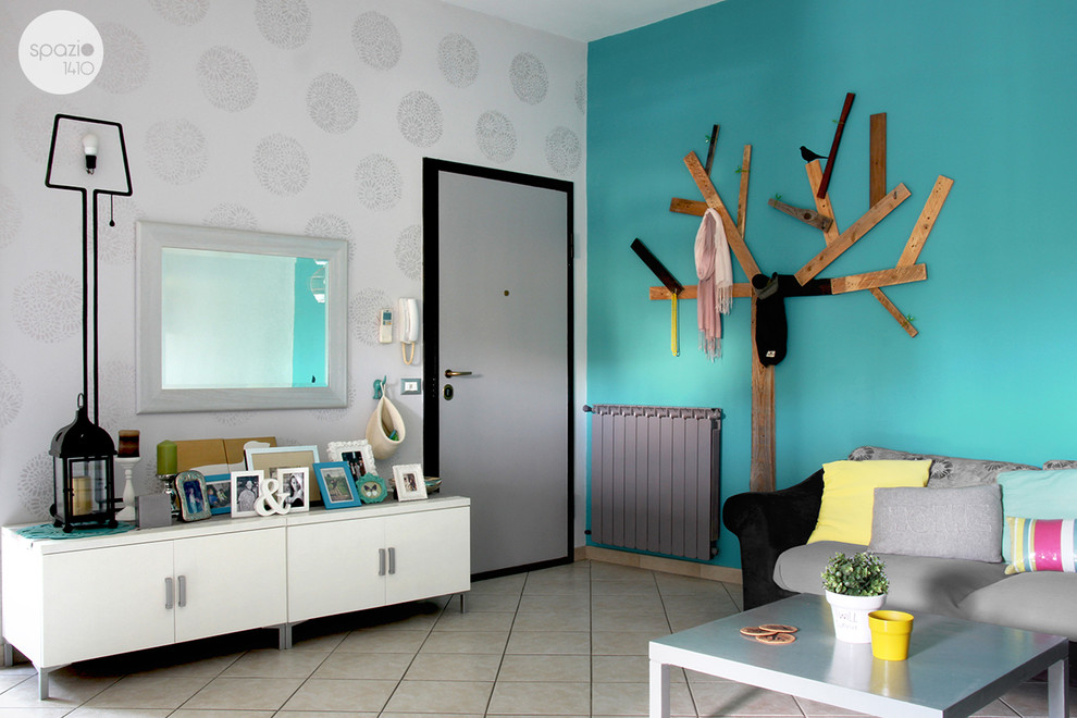 Foto di un soggiorno bohémian di medie dimensioni e aperto con sala formale, pavimento con piastrelle in ceramica e TV autoportante
