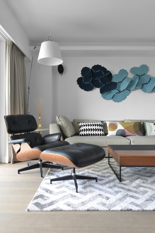 Идея дизайна: парадная, открытая гостиная комната в скандинавском стиле с белыми стенами и светлым паркетным полом